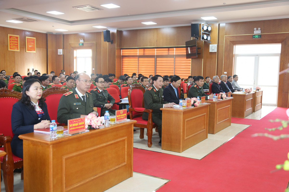 Về nhiệm vụ thời gian tới, Thứ trưởng Lê Quốc Hùng yêu cầu Công an tỉnh cần tiếp tục nghiên cứu, quán triệt kỹ và vận dụng thực hiện nghiêm túc Nghị quyết của Đảng uỷ Công an Trung ương và chương trình công tác của lãnh đạo Bộ về nhiệm vụ công tác công an năm 2023 phù hợp với tình hình của tỉnh Quảng Ninh. Tiếp tục làm tốt công tác tham mưu cho cấp uỷ, chính quyền địa phương lãnh đạo chỉ đạo các cấp, các ngành thực hiện hiệu quả các Nghị quyết, Chỉ thị của Trung ương chỉ đạo công tác bảo đảm an ninh, trật tự và các văn bản quy phạm pháp luật liên quan trực tiếp công tác Công an.