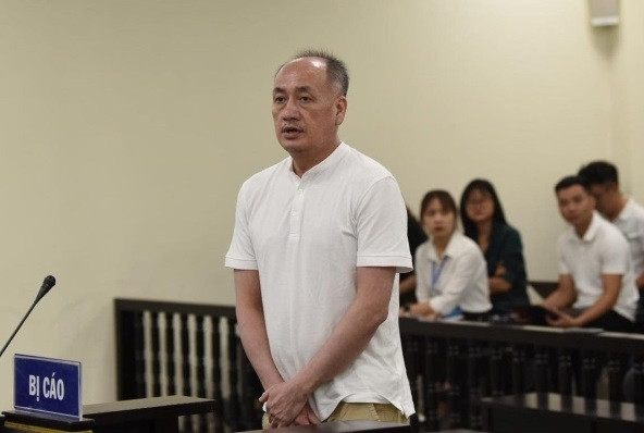  Cựu cán bộ Bộ Công an nhận hàng triệu USD "chạy án": Ngày 17/9, TAND TP Hà Nội tuyên án Bùi Trung Kiên - cựu cán bộ Cục Cảnh sát kinh tế C03 Bộ Công an 9 năm tù về tội "Lừa đảo chiếm đoạt tài sản". Kiên đã nhận từ cựu Giám đốc Bệnh viện TP Thủ Đức (TP HCM) Nguyễn Minh Quân 2,2 triệu USD để chạy án. Khai tại tòa, cựu cán bộ công an thừa nhận sai phạm như cáo trạng truy tố. Kiên khai là bạn bè với ông Quân, khi nghe ông này đặt vấn đề nhờ chạy án, Kiên đã 5 lần nhận tổng số tiền 2,2 triệu USD từ cựu giám đốc bệnh viện. Sau đó, ông Kiên để tiền trong tài khoản. Giữa tháng 5/2021, ông Quân đòi lại tiền nên Kiên trả được 1,15 triệu USD. 