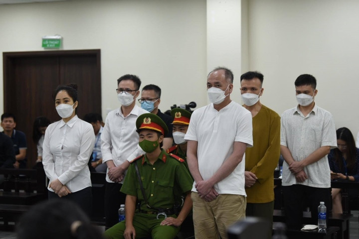  Cựu cán bộ công an "Môi giới hối lộ" khai gì: Liên quan vụ nhận tiền chạy án cựu Giám đốc BV Mắt TPHCM, Lê Thanh An cựu cán bộ Cục C03) bị tuyên 6 năm tù về tội "Môi giới hối lộ". Lê Thanh An được Nguyễn Minh Quân nhờ lo lót cho ông "thoát án". An đã nhận 1,5 triệu USD từ ông Quân nhưng sau đó vẫn không thể giúp cho vị giám đốc bệnh viện. Tại tòa, Lê Thanh An cũng thừa nhận cáo buộc khi trả lời HĐXX. Ông An khai mình đã nhận 1,5 triệu USD từ bị cáo Bùi Thị Hồng Giang (luật sư). Sau đó, An đưa cho bị cáo Hà Duy Tuấn một triệu USD để lo giúp việc cho ông Quân. "Đến lúc này bị tạm giam vô cùng hối hận về hành động của mình", ông An nói khi đó. 