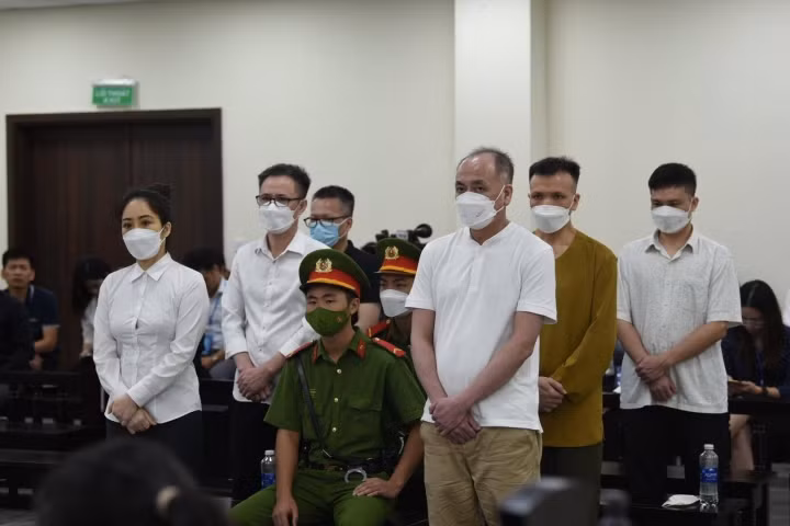  Cựu cán bộ công an "Môi giới hối lộ" khai gì: Liên quan vụ nhận tiền chạy án cựu Giám đốc BV Mắt TPHCM, Lê Thanh An cựu cán bộ Cục C03) bị tuyên 6 năm tù về tội "Môi giới hối lộ". Lê Thanh An được Nguyễn Minh Quân nhờ lo lót cho ông "thoát án". An đã nhận 1,5 triệu USD từ ông Quân nhưng sau đó vẫn không thể giúp cho vị giám đốc bệnh viện. Tại tòa, Lê Thanh An cũng thừa nhận cáo buộc khi trả lời HĐXX. Ông An khai mình đã nhận 1,5 triệu USD từ bị cáo Bùi Thị Hồng Giang (luật sư). Sau đó, An đưa cho bị cáo Hà Duy Tuấn một triệu USD để lo giúp việc cho ông Quân. "Đến lúc này bị tạm giam vô cùng hối hận về hành động của mình", ông An nói khi đó. 