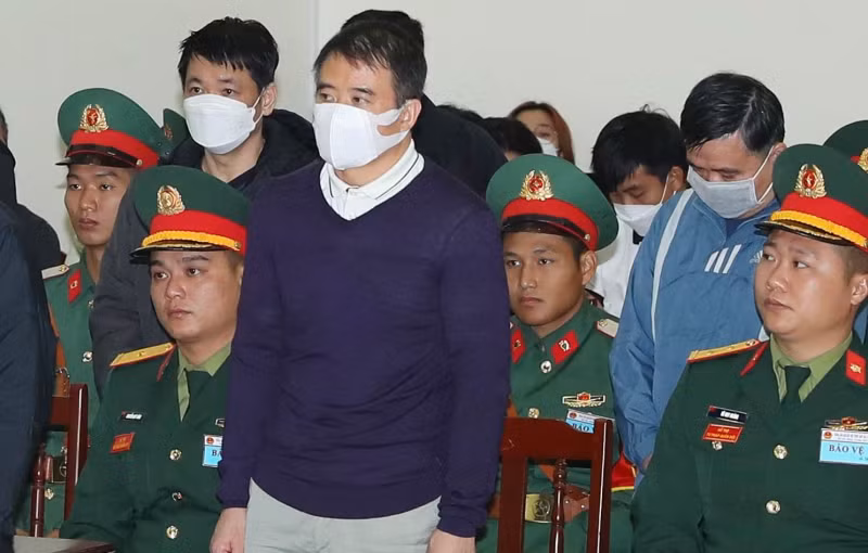  Cựu đại tá trong vụ buôn lậu gần 200 triệu lít xăng bất ngờ khai nhận hối lộ: Trong phiên phúc thẩm vụ buôn lậu gần 200 triệu lít xăng dầu ngày 27/12, cựu Đại tá, cựu Phó Cục trưởng Cục Phòng, chống ma túy và tội phạm, Bộ Tư lệnh Bộ đội biên phòng Nguyễn Thế Anh từng nói “"kêu oan suốt đời" bất ngờ thừa nhận có nhận tiền bảo kê nhập lậu xăng dầu, nhưng xin tòa xem xét lại về số tiền. Theo bị cáo, số tiền Tòa sơ thẩm quy kết tới 560.000 USD và 6,2 tỷ đồng (gần 19 tỷ đồng). “Bị cáo có thông qua cháu trai là bị cáo Nguyễn Văn An nhận tiền hối lộ, nhưng không nhiều đến vậy”, bị cáo Thế Anh nói. Theo bị cáo này, từng có lời khai nhận 240.000 USD nhưng số liệu đó không chính xác, bị cáo khai như vậy do có nhiều lý do tác động, tổng số tiền chỉ khoảng 120.000 USD.