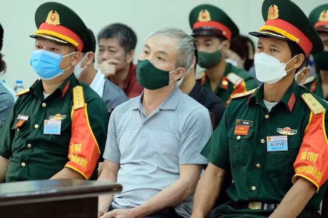  Cựu Thiếu tướng Lê Văn Minh nói "đưa bao nhiêu nhận bấy nhiêu": Tại phiên tòa sơ thẩm tháng 7/2022, bị cáo buộc trực tiếp và thông qua vợ, con gái để nhận từ ông trùm xăng lậu Phan Thanh Hữu tổng số tiền 6,9 tỷ đồng, cựu Thiếu tướng, cựu Tư lệnh Vùng Cảnh sát biển 4 Lê Văn Minh khai chưa bao giờ bàn bạc với Hữu về việc ăn chia tiền bạc.“Mỗi lần tôi vào TP.HCM, Hữu cho 150 triệu hay 200 triệu đồng và bảo em đưa mấy đồng anh tiêu", cựu thiếu tướng khai và nói rằng, ông Hữu đưa bao nhiêu thì bị cáo biết bấy nhiêu, chưa bao giờ đặt vấn đề cho tiền thì phải làm việc này, việc kia.