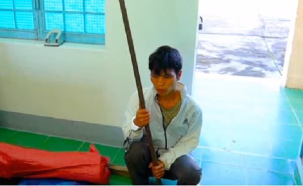  Đánh chết cha ruột sau khi ăn nhậu: Ngày 2/12, Cơ quan CSĐT Công an tỉnh Kon Tum khởi tố bị can, bắt tạm giam A Thuốc (SN 1999, xã Đăk Pne, Kon Rẫy, tỉnh Kon Tum) về hành vi “Giết người”. Điều tra cho thấy, sau khi uống rượu, A Thuốc ra rẫy của gia đình để tìm cha mình là ông A Pơi (SN 1982). Tại đây, 2 cha con xảy ra mâu thuẫn. A Thuốc cầm cây sắt dài 1,2m đuổi đánh ông A Pơi. Thuốc tiếp tục dùng một cây gỗ dài khoảng 2m đánh nhiều lần vào vùng lưng cha, sau đó bỏ đi tiếp tục uống rượu ở trong thôn. Ông A Pơi đã tử vong trước khi được người dân phát hiện. 