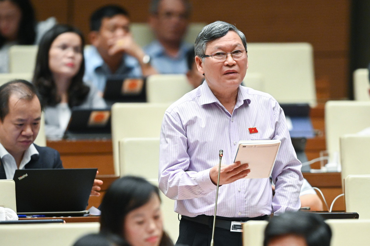 Đại biểu Tô Văn Tám - Đoàn ĐBQH tỉnh Kon Tum: “Tội phạm giết người (giết người thân), tội phạm xâm hại trẻ em, tội buôn bán người, tội tham nhũng vẫn tiếp tục có xu hướng gia tăng. Việc phòng ngừa các nguyên nhân của các loại tội phạm có ý nghĩa rất lớn trong đấu tranh phòng, chống tội phạm và vi phạm pháp luật, trong đó cần kết hợp giữa phòng ngừa, tuyên truyền, giáo dục với đấu tranh trấn áp, đặc biệt cần chú trọng phòng ngừa từ gia đình, nhà trường và cơ sở, phát hiện sớm và hóa giải những mâu thuẫn mới phát sinh, không để tích tụ kéo dài; phát hiện, ngăn chặn và loại trừ các điều kiện, nguyên nhân phát sinh tội phạm ngay tại cơ sở”.