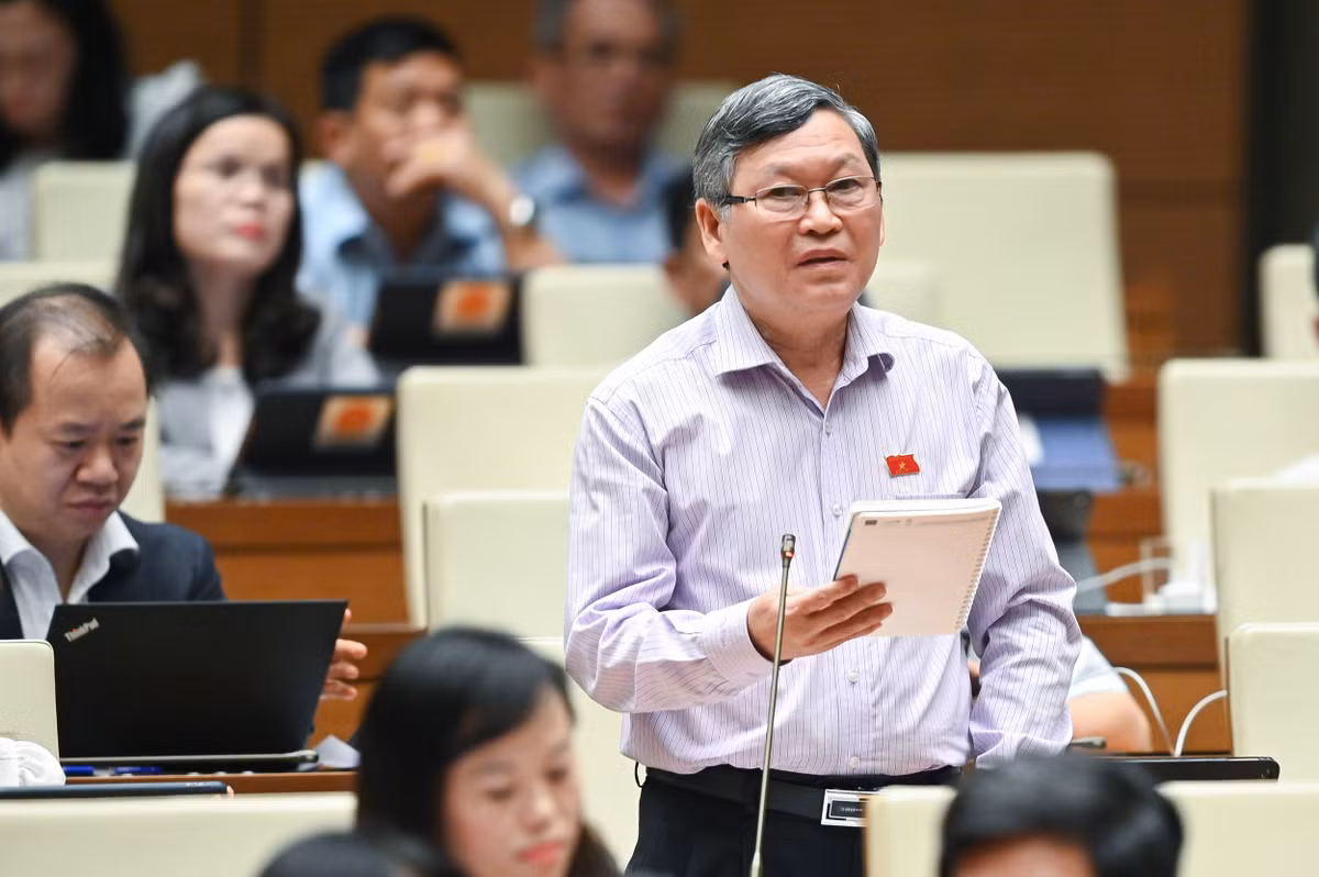 Đại biểu Tô Văn Tám - Đoàn ĐBQH tỉnh Kon Tum: “Tội phạm giết người (giết người thân), tội phạm xâm hại trẻ em, tội buôn bán người, tội tham nhũng vẫn tiếp tục có xu hướng gia tăng. Việc phòng ngừa các nguyên nhân của các loại tội phạm có ý nghĩa rất lớn trong đấu tranh phòng, chống tội phạm và vi phạm pháp luật, trong đó cần kết hợp giữa phòng ngừa, tuyên truyền, giáo dục với đấu tranh trấn áp, đặc biệt cần chú trọng phòng ngừa từ gia đình, nhà trường và cơ sở, phát hiện sớm và hóa giải những mâu thuẫn mới phát sinh, không để tích tụ kéo dài; phát hiện, ngăn chặn và loại trừ các điều kiện, nguyên nhân phát sinh tội phạm ngay tại cơ sở”.