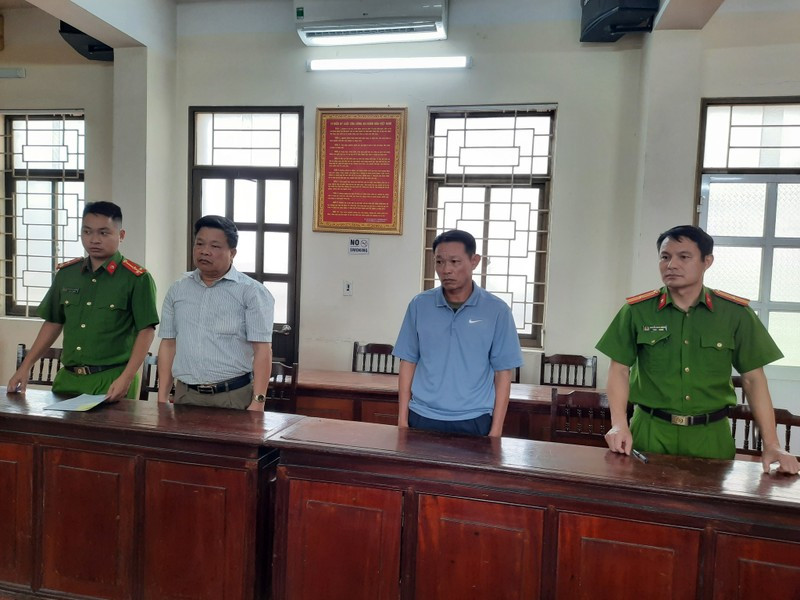  Lợi dụng chức vụ tại UBND xã Thanh Thủy, huyện Thanh Hà, tỉnh Hải Dương: Ngày 10/9, Cơ quan Cảnh sát điều tra Công an tỉnh Hải Dương vừa ra quyết định khởi tố 3 bị can về tội “Lợi dụng chức vụ quyền hạn trong khi thi hành công vụ” gồm: Ngô Xuân Khải (SN 1961) - nguyên Chủ tịch UBND xã Thanh Thủy (huyện Thanh Hà, Hải Dương); Nguyễn Đức Trường (SN 1966) - cán bộ công chức địa chính, xây dựng và môi trường xã Thanh Thủy và Phan Tâm Anh (SN 1987) - nguyên kế toán ngân sách xã Thanh Thủy. Các đối tượng đã lợi dụng chức vụ, quyền hạn được giao lập khống 11 bộ hồ sơ, chứng từ, hợp thức hoá thủ tục rút số tiền 279,6 triệu đồng từ ngân sách nhà nước để chi cho công tác phòng chống dịch tả lợn.