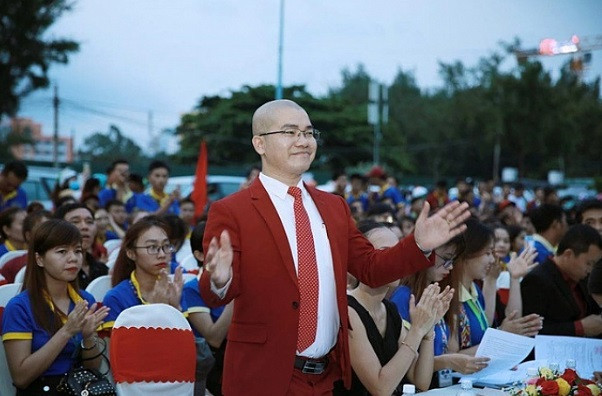 Theo cáo trạng, lợi dụng sự thiếu hiểu biết về pháp luật của nhiều người dân trong việc chuyển nhượng quyền sử dụng đất, Nguyễn Thái Luyện đã thành lập 22 công ty trực thuộc Alibaba, giao những người thân trong gia đình hoặc thân tín của Luyện làm người đại diện theo pháp luật của các công ty, sau đó tổ chức mua một số lượng lớn đất nông nghiệp.