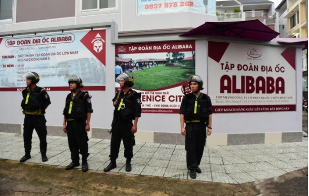 Đáng chú ý, đây là vụ án "kỷ lục" về số lượng bị hại lên đến 4.361 người, hàng trăm người được xác định là người có quyền lợi và nghĩa vụ liên quan. Hồ sơ vụ án gồm cả triệu bút lục, được đựng trong 140 rương và vận chuyển tới tòa bằng 2 xe tải.