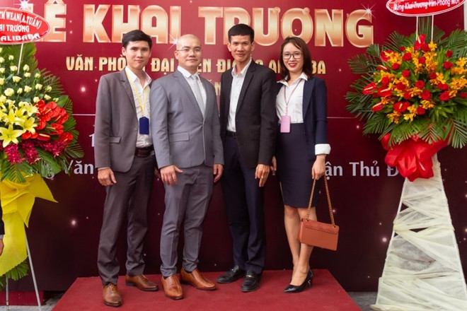 Để có tiền mua đất, Công ty Alibaba và các công ty cùng hệ thống tự lập dự án dân cư, phân lô trái pháp luật, đưa ra các thông tin không có thật như: Đây là các dự án có tính pháp lý đầy đủ, tự đặt tên các dự án để kêu gọi, lừa ký hợp đồng bán đất nền dưới dạng thổ cư để huy động tiền từ khách hàng.