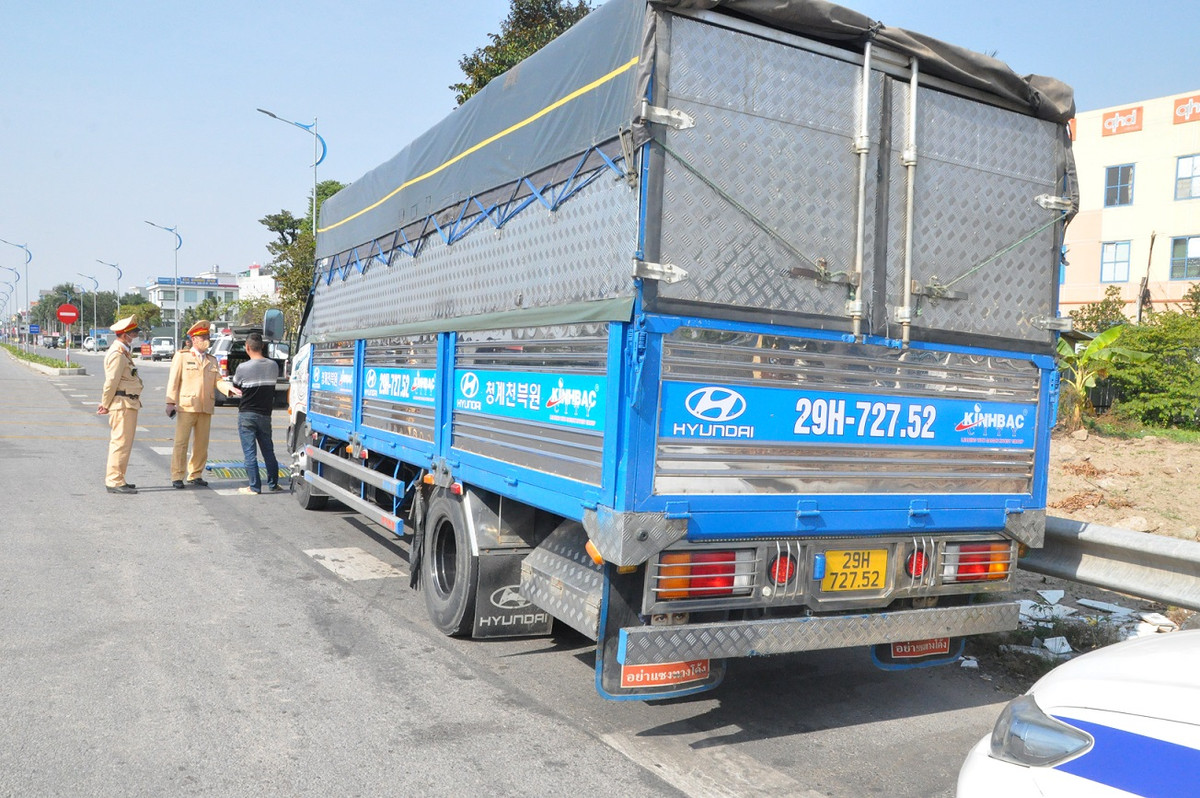 Hải Dương: Chở quá tải, lái xe chây ì 3 giờ không cho kiểm tra tải trọng - Hình 2 Hai Duong: Cho qua tai, lai xe chay i 3 gio khong cho kiem tra tai trong-Hinh-2