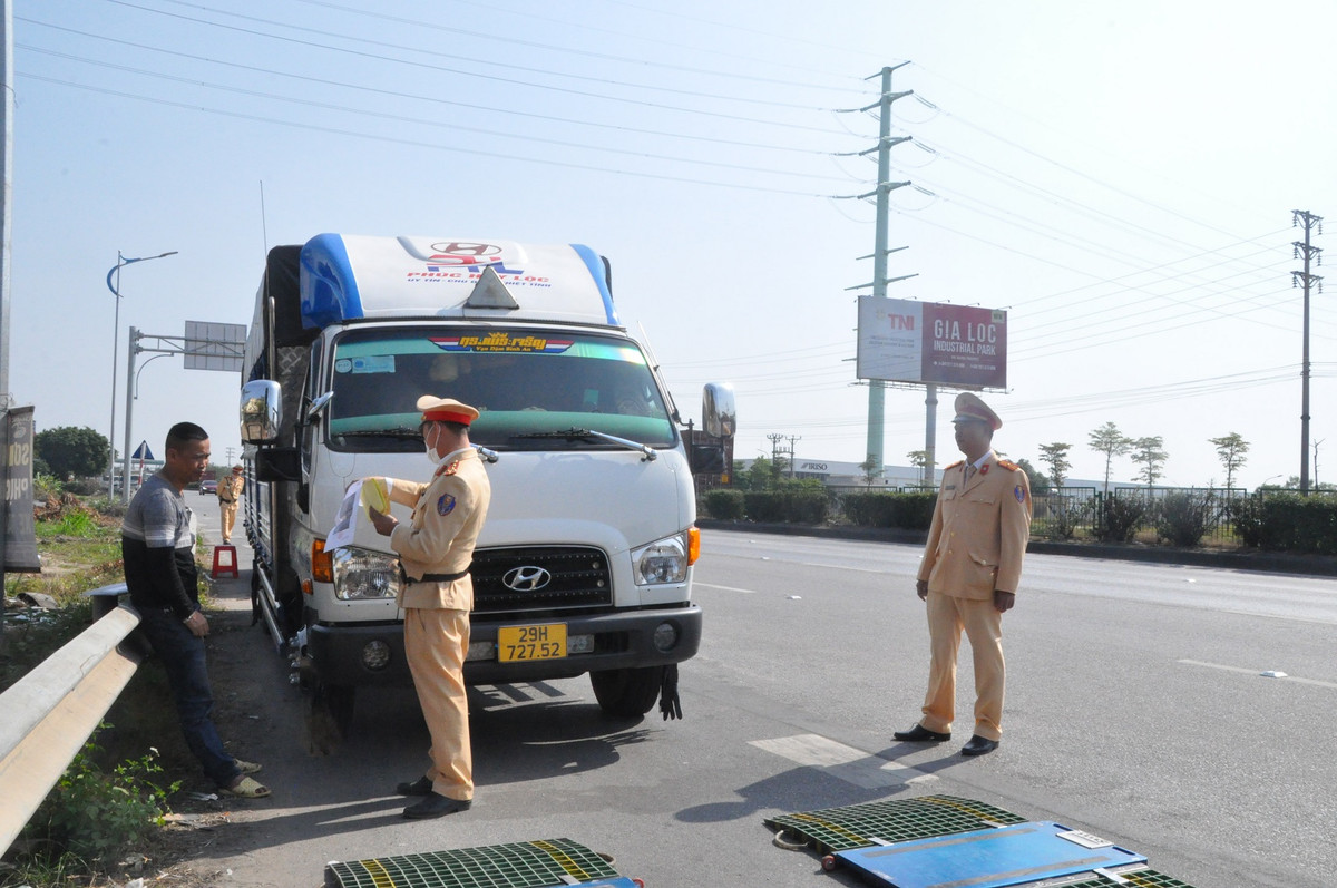 Hải Dương: Chở quá tải, lái xe chây ì 3 giờ không cho kiểm tra tải trọng Hai Duong: Cho qua tai, lai xe chay i 3 gio khong cho kiem tra tai trong