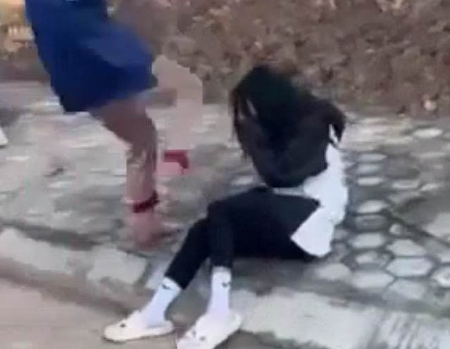 Nữ sinh trường Cao đẳng nghề Hải Dương bị bạn đánh dã man Nu sinh truong Cao dang nghe Hai Duong bi ban danh da man