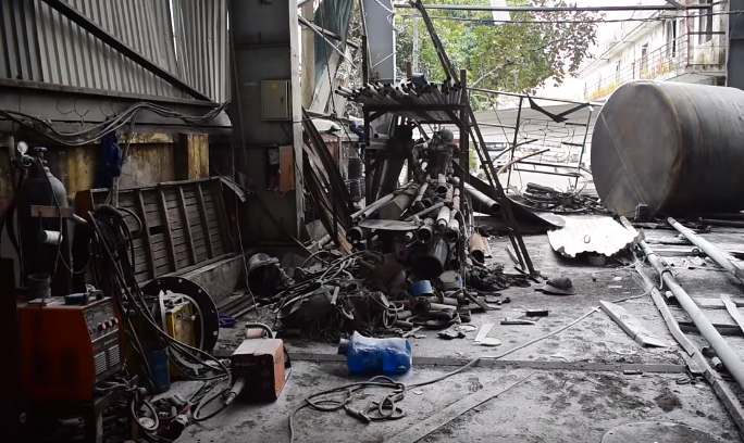 Chiều 8/12, ông Nguyễn Hồng Thái nhận sửa chữa, vệ sinh, quét nhựa đường bên ngoài chiếc bồn kim loại hình trụ, kích thước 2,9×7,9 m đã qua sử dụng (nghi chứa xăng dầu) tại khu vực trong xưởng. 