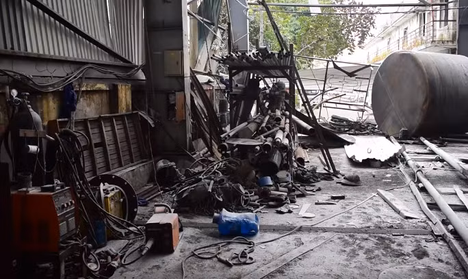 Chiều 8/12, ông Nguyễn Hồng Thái nhận sửa chữa, vệ sinh, quét nhựa đường bên ngoài chiếc bồn kim loại hình trụ, kích thước 2,9×7,9 m đã qua sử dụng (nghi chứa xăng dầu) tại khu vực trong xưởng. 