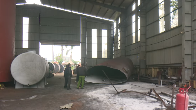 Khoảng 17h30, anh H. và anh V. sửa chữa chiếc bồn trên. Anh H. dùng cờ lê tháo các ốc trên nắp chiếc bồn, anh V. ở phía cuối bồn (nghi dùng máy hàn để hàn bồn) thì chiếc bồn phát cháy và nổ.