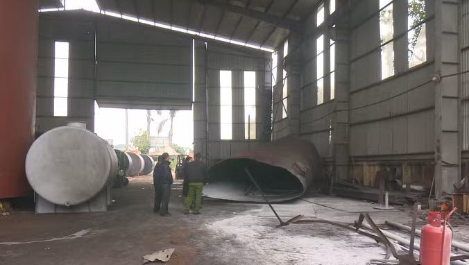 Khoảng 17h30, anh H. và anh V. sửa chữa chiếc bồn trên. Anh H. dùng cờ lê tháo các ốc trên nắp chiếc bồn, anh V. ở phía cuối bồn (nghi dùng máy hàn để hàn bồn) thì chiếc bồn phát cháy và nổ.