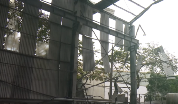 Một phần nhà xưởng bị hư hỏng sau vụ nổ.