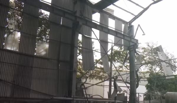 Một phần nhà xưởng bị hư hỏng sau vụ nổ.