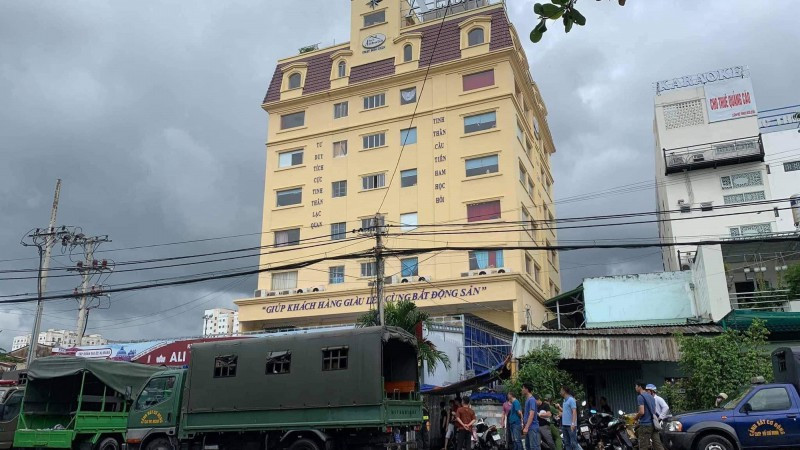 Cơ quan CSĐT cũng tạm giữ tiền trong tài khoản của 49 cá nhân là nhân viên và pháp nhân thuộc Công ty Alibaba, với số tiền tổng cộng hơn 45 tỷ đồng; 23 ô tô, xe máy các đối tượng sử dụng, có trị giá theo giám định hơn 16 tỷ đồng. Ngoài ra, cơ quan chức năng kê biên 652 thửa đất với tổng diện tích là hơn 447 ha. Tổng giá trị theo kết quả định giá nhà và đất trên là hơn 1.536 tỷ đồng. Toàn bộ số tiền, kim loại vàng đã được nhập kho vật chứng để phục vụ xét xử, thi hành án. Dự kiến, phiên tòa diễn ra từ ngày 8/12/2022 đến ngày 6/1/2023.