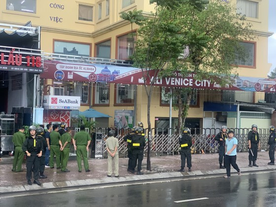 Quá trình điều tra, Cơ quan CSĐT đã tạm giữ hơn 9,2 tỷ đồng tiền mặt; 257 miếng kim loại màu vàng có trị giá theo giám định là hơn 645 triệu đồng; 15 miếng kim loại màu vàng có trị giá theo giám định là hơn 359 triệu đồng và 20 thỏi kim loại màu vàng nhưng không phải là vàng.