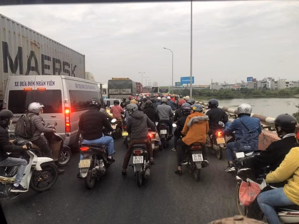 Cảnh sát giao thông phải phân luồng, các phương tiện di chuyển theo đường gom dọc hai bên quốc lộ nên rất chậm. Hiện các lực lượng chức năng đang tích cực giải quyết vụ việc, phân luồng các phương tiện. 