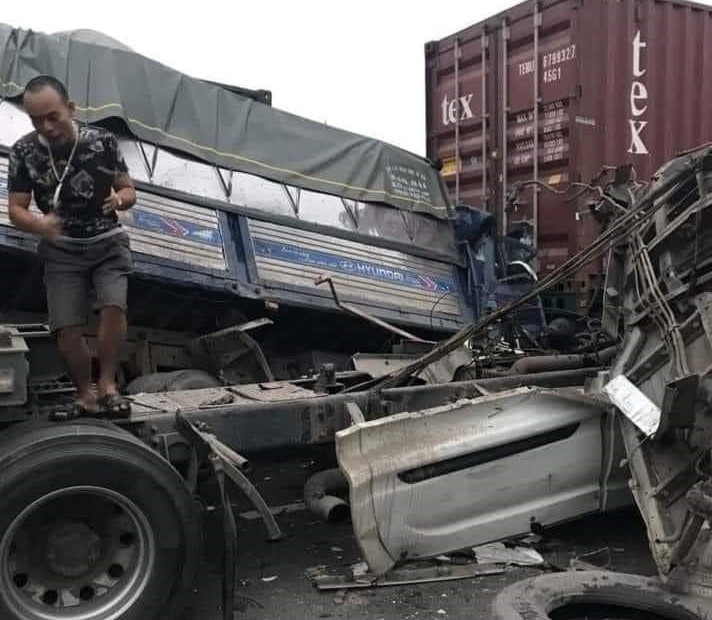 Toan canh TNGT lien hoan tren QL 5, 1 nguoi chet, 2 nguoi bi thuong-Hinh-4