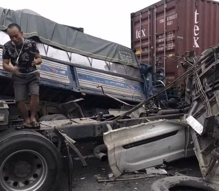 Khi xảy ra vụ tai nạn, xe ô tô tải 34C 33068 do anh Lê Đình Thuấn (SN 1993, ở Ninh Hải, huyện Ninh Giang, Hải Dương) điều khiển cùng chiều, trên xe có bà Bùi Thị Loan ở Hồng Lạc (huyện Thanh Hà, Hải Dương) ngồi ghế phụ cabin. Xe ô tô đầu kéo 15H 00354 do anh Phạm Công Mạnh (SN 1984 ở Thái Thụy, Thái Bình) điều khiển; xe ô tô đầu kéo 34H 00663 do Nguyễn Văn Luận (SN 1988, ở xã An Thượng, TP Hải Dương) điều khiển.