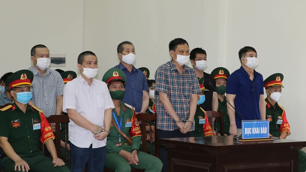  Lời khai rải tiền cho VIP của cựu thượng tá Nguyễn Văn Hùng: Tại phiên sơ thẩm xét xử vụ án buôn lậu, nhận hối lộ…liên quan đường dây buôn lậu, làm giả 200 triệu lít xăng, cựu thượng tá Nguyễn Văn Hùng, cựu Đồn trưởng Đồn Biên phòng cửa khẩu cảng Trường Long Hòa bị cáo buộc nhận hơn 6,3 tỷ đồng của Phan Thanh Hữu khai rằng, sau khi nhận tiền từ Hữu, bị cáo đã chi tiền hối lộ cho Chỉ huy Bộ đội Biên phòng tỉnh Trà Vinh Phạm Văn Trên 100 triệu đồng/tháng; chuyển cho bị cáo Phạm Hồ Hải (Trưởng đại diện Cảng vụ hàng hải Cần Thơ tại Duyên Hải Trà Vinh) và bị cáo Lê Văn Phương (Phó Trưởng phòng SCGT Công an tỉnh Trà Vinh, phụ trách giao thông đường thủy) 30 triệu đồng/tháng. Mục đích chuyển tiền là hối lộ thay Hữu.