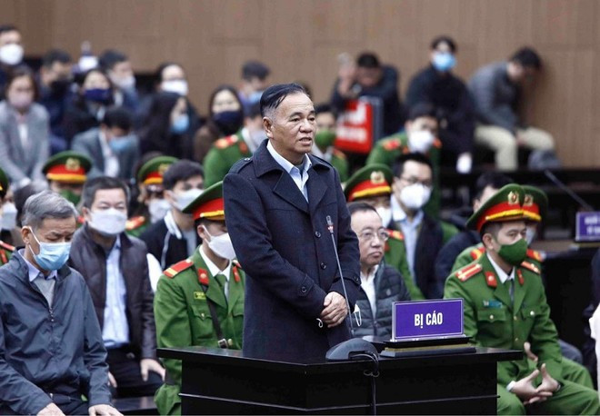  Cựu Bí thư Đồng Nai dùng tiền nhận hối lộ hỗ trợ người nghèo: Bị cáo buộc nhận 14,5 tỷ từ AIC, tại tòa, cựu Bí thư Đồng Nai Trần Đình Thành thừa nhận và cho biết ngay từ đầu đã thấy rõ hành vi vi phạm nghiêm trọng của mình và rất hối hận. Bị cáo khai đã nhận 6 lần, tổng số tiền 14,5 tỷ đồng từ bà Nhàn, số tiền lớn này không phải nhận một lúc, chia rải rác trong nhiều năm. “Tôi là người sống tình cảm, dành phần lớn số tiền này để tặng những người bạn chiến đấu của tôi năm xưa, những người già yếu, những đối tượng nghèo, bị chất độc da cam, tặng học sinh nghèo ở Đồng Nai, xây nhà tình thương…”, bị cáo Thành khai và cho biết, cũng đưa một phần tiền nhận hối lộ cho vợ, tuy nhiên chỉ là phần ít.