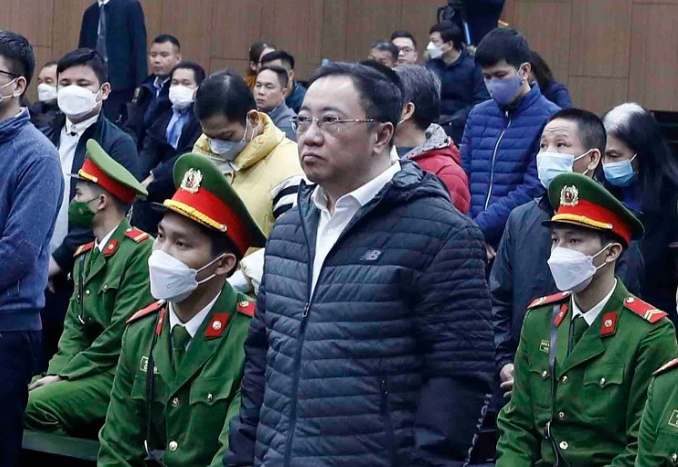  Nhận hối lộ 14,8 tỷ, cựu Giám đốc bệnh viện Đồng Nai nói chi vào việc chung của bệnh viện: Bị cáo buộc nhận số tiền 14,8 tỷ đồng từ AIC, cựu Giám đốc bệnh viện Đồng Nai Phan Huy Anh Vũ khai đã dùng số tiền này để chi vào những việc chung của bệnh viện như thuê chuyên gia điều hành các tòa nhà hiện đại, các trang thiết bị thêm như loa gọi bệnh nhân..."Bị cáo không phải "sâu dân, mọt nước". Khi bệnh viện đi vào hoạt động, bị cáo phát hiện ra toàn bộ khu vực phòng khám chỉ có 1 cái loa gọi chung, như thế không thể đạt yêu cầu khi bệnh nhân đông. Bị cáo dùng chính số tiền đó để thuê công ty đáp ứng được. Vô số việc phải chi ngoài, nên bị cáo dùng tiền đó để chi", bị cáo Vũ khai.