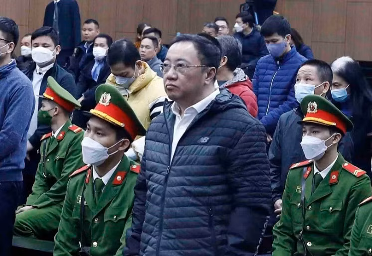  Nhận hối lộ 14,8 tỷ, cựu Giám đốc bệnh viện Đồng Nai nói chi vào việc chung của bệnh viện: Bị cáo buộc nhận số tiền 14,8 tỷ đồng từ AIC, cựu Giám đốc bệnh viện Đồng Nai Phan Huy Anh Vũ khai đã dùng số tiền này để chi vào những việc chung của bệnh viện như thuê chuyên gia điều hành các tòa nhà hiện đại, các trang thiết bị thêm như loa gọi bệnh nhân..."Bị cáo không phải "sâu dân, mọt nước". Khi bệnh viện đi vào hoạt động, bị cáo phát hiện ra toàn bộ khu vực phòng khám chỉ có 1 cái loa gọi chung, như thế không thể đạt yêu cầu khi bệnh nhân đông. Bị cáo dùng chính số tiền đó để thuê công ty đáp ứng được. Vô số việc phải chi ngoài, nên bị cáo dùng tiền đó để chi", bị cáo Vũ khai.