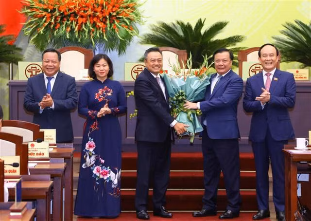 Trong quá trình công tác, ông từng kinh qua nhiều vị trí công tác khác nhau như: chuyên viên, Chánh Văn phòng, Phó Tổng Giám đốc Kho bạc Nhà nước Việt Nam; Phó Chủ tịch UBND, Phó Bí thư Tỉnh ủy Đắk Lắk; Ủy viên Ủy ban Kiểm tra Trung ương; Bí thư Tỉnh ủy Bắc Giang; Phó Chủ nhiệm Ủy ban Kiểm tra Trung ương; Bí thư Tỉnh ủy Lạng Sơn.