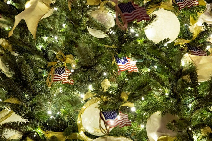 Các đồ trang trí, cờ Mỹ được treo trên cây thông Noel trong Nhà Trắng.