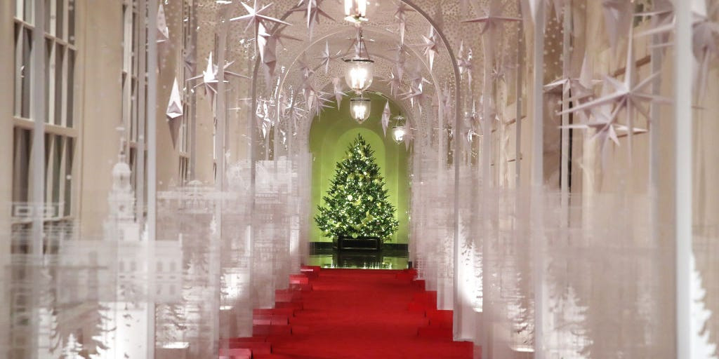 Một cây thông Noel được đặt ở hành lang phía Đông của Nhà Trắng.