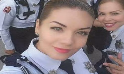 Theo The Chive, nữ cảnh sát giao thông Cristina Nevára Meza đến từ Culiacan, Mexico, trở nên nổi tiếng trên mạng xã hội khi những bức ảnh chụp cô làm nhiệm vụ trên đường phố được lan truyền nhanh chóng trên mạng hồi năm 2017. (Nguồn ảnh: Facebook/The Chive)