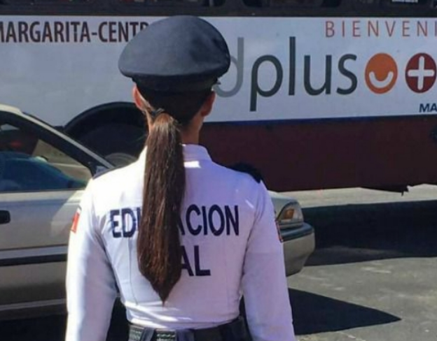 Tuy nhiên, một số cư dân mạng lại cho rằng sự xuất hiện của nữ cảnh sát giao thông quyến rũ này sẽ gây "rắc rối" cho các tài xế trên đường bởi họ có thể mất tập trung khi lái xe.