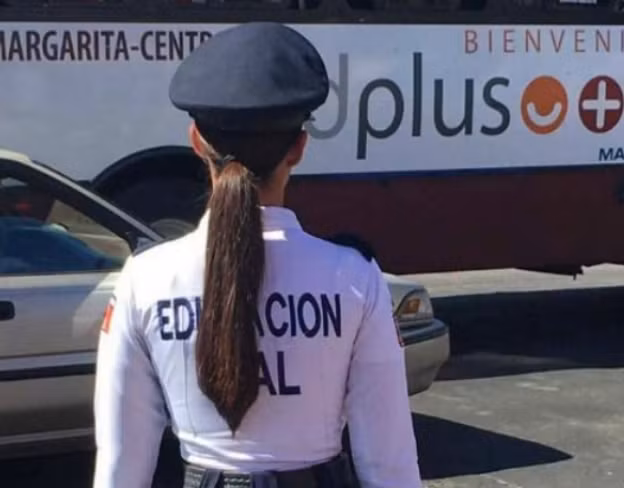 Tuy nhiên, một số cư dân mạng lại cho rằng sự xuất hiện của nữ cảnh sát giao thông quyến rũ này sẽ gây "rắc rối" cho các tài xế trên đường bởi họ có thể mất tập trung khi lái xe.