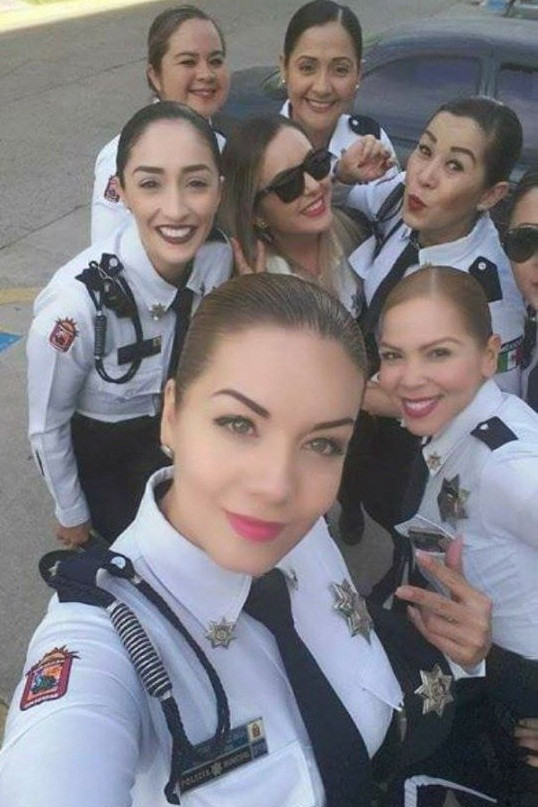 Cô Cristina Nevára Meza chụp ảnh với các đồng nghiệp.