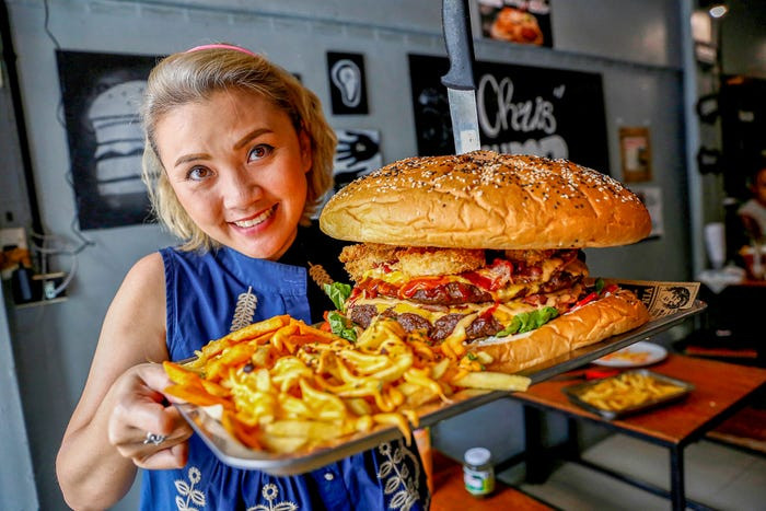 Chiếc bánh burger lớn nhất Thái Lan được chụp tại nhà hàng Chris Steaks &amp; Burgers. Nếu bạn có thể ăn hết chiếc bánh nặng 6kg này của nhà hàng trong vòng chưa đầy 9 phút, bạn có thể nhận được giải thưởng 330 USD.