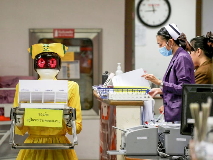 Một chú robot được mặc trang phục của y tá, mang theo tài liệu tại Bệnh viện đa khoa Mongkutwattana ở Bangkok, Thái Lan tháng 2/2019.