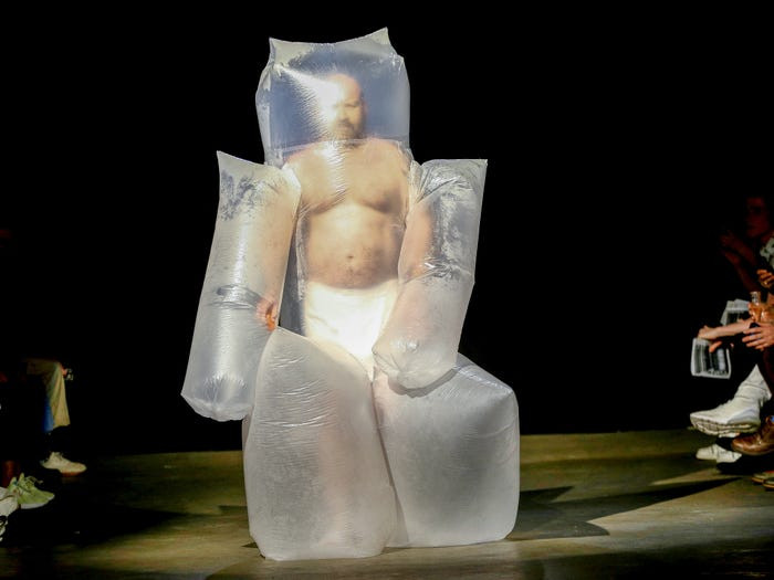 Người mẫu trình diễn bộ "trang phục" độc đáo trên sàn catwalk tại Đại học Westminster, Anh.