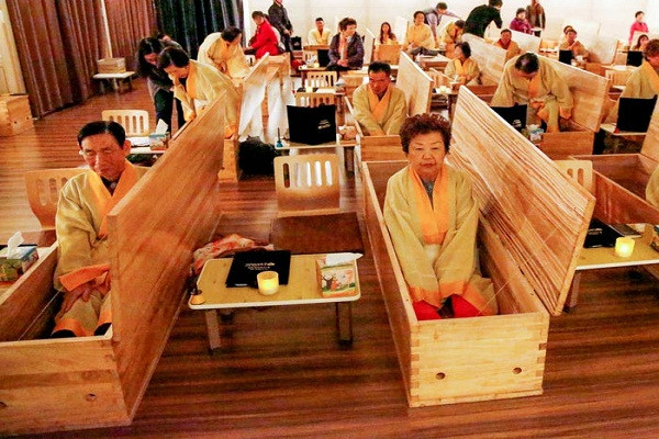 Mọi người trải nghiệm "đám tang giả" ở Hàn Quốc ngày 31/10/2019.