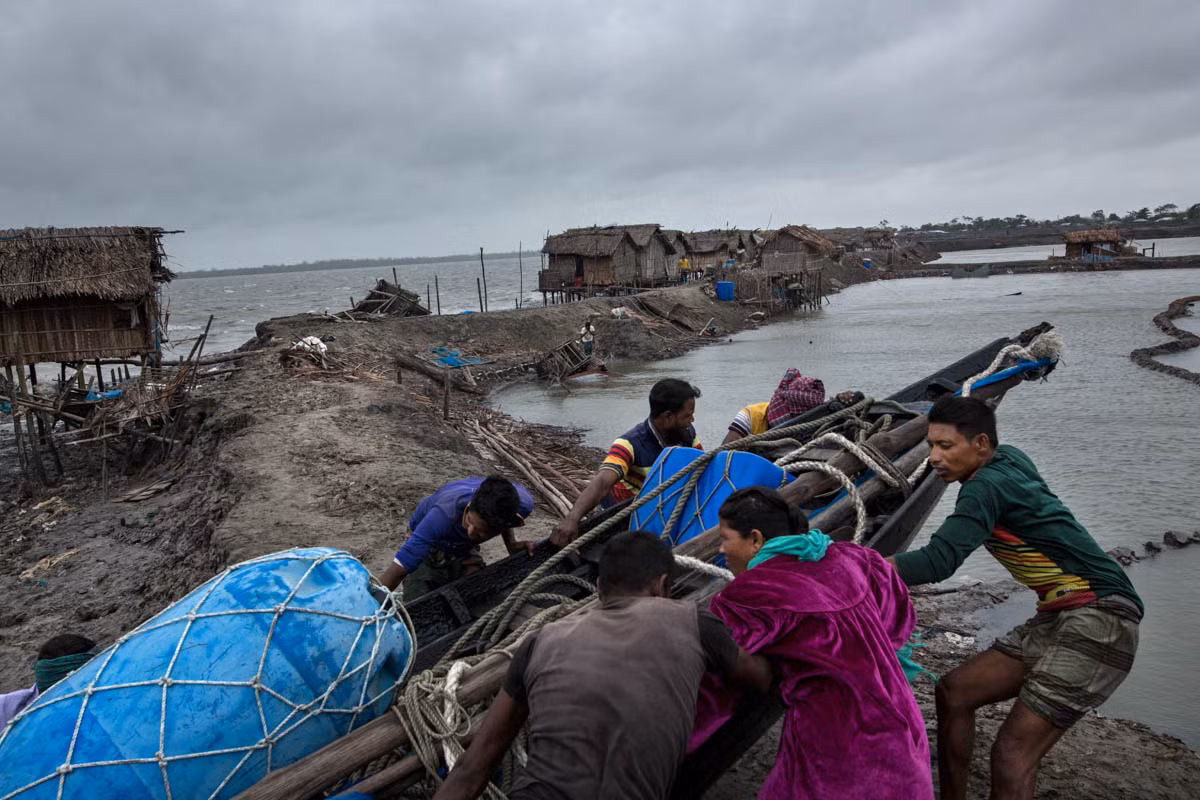 Các ngư dân cố "cứu" một con thuyền sau trận lốc xoáy gần Sundarbans. Đánh cá vốn là nguồn thu nhập chính của người dân trong khu vực này.