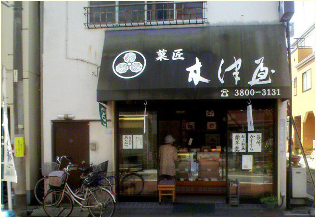 Hồi tháng 7/2019, hàng loạt hãng truyền thông của Nhật Bản liên tục đưa tin về vụ phát hiện thi thể nữ sinh 18 tuổi Izuki Kitsu bị nhét trong tủ lạnh tại cửa hàng bánh kẹo kiểu Nhật của ông Kizu ở khu vực Arakawa, thủ đô Tokyo. Ảnh: AS.