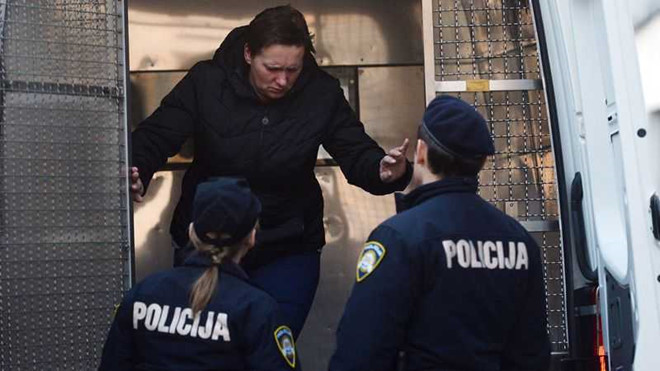 Cảnh sát trong khi đó đã ngay lập tức ra lệnh bắt giữ người chị gái, Smiljana Srnec (ảnh) và yêu cầu tiến hành xét nghiệm tử thi. Truyền thông Croatia đưa tin kết quả ban đầu cho thấy Jasmina Dominic đã chịu ít nhất hai cú đánh vào đầu, một bằng chứng cho thấy nhiều khả năng cô đã bị sát hại. Ảnh: 9News. Mời độc giả xem thêm video về vụ giết người hàng loạt gây chấn động nước Mỹ (Nguồn video: VTC14)