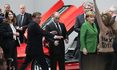 Hinh anh Tong thong Nga Putin o Paris gay ngac nhien-Hinh-13