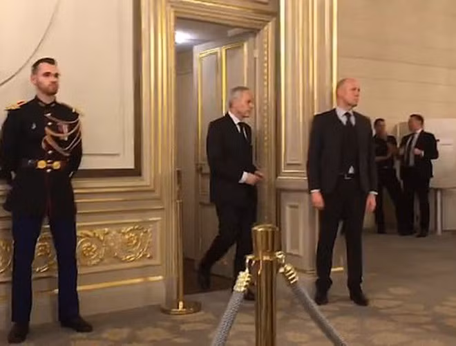 Hinh anh Tong thong Nga Putin o Paris gay ngac nhien-Hinh-3