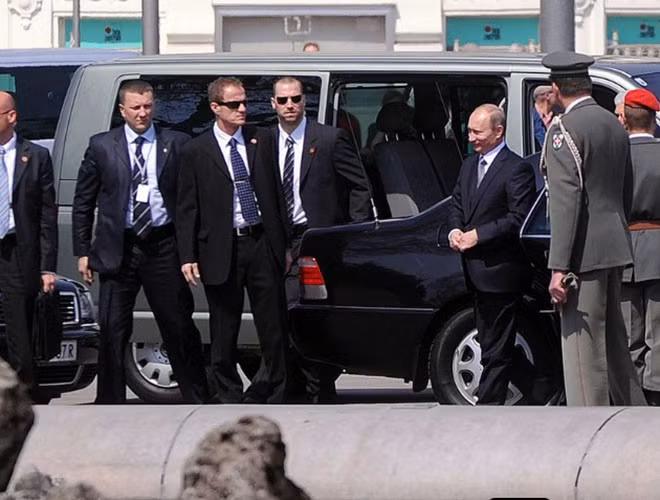 Hinh anh Tong thong Nga Putin o Paris gay ngac nhien-Hinh-9