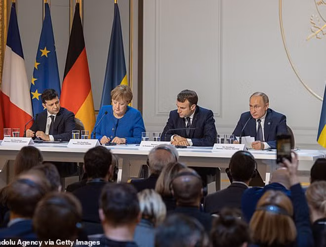 Hinh anh Tong thong Nga Putin o Paris gay ngac nhien-Hinh-4