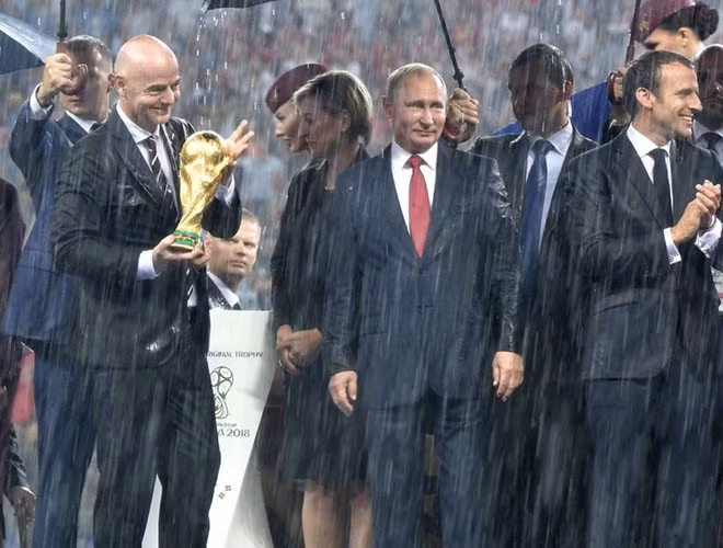 Hinh anh Tong thong Nga Putin o Paris gay ngac nhien-Hinh-11